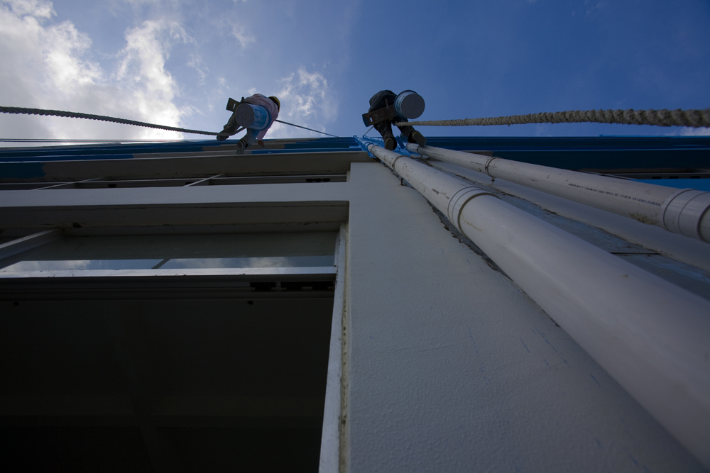 高空作業安全繩斷裂 維修工人從六樓墜落