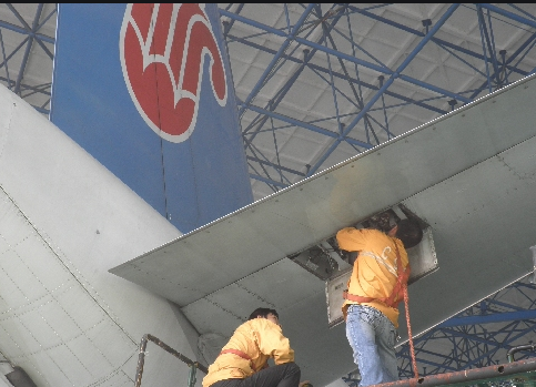 對(duì)飛機(jī)進(jìn)行維護(hù)保養(yǎng)一定要佩戴防墜器