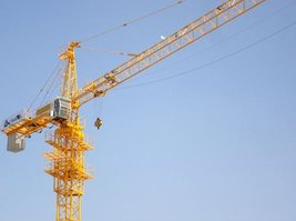 塔吊司機(jī)攀登爬梯時(shí)一定要佩戴防墜器